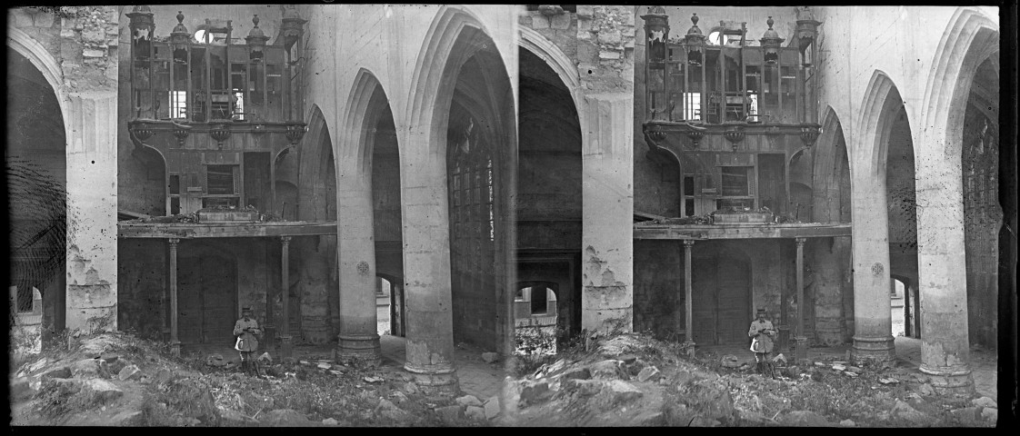 Roye (Somme). Soldat dans les ruines de l'église. Les vestiges de l'orgue