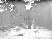 Paysage forestier. Portrait de trois personnages se promenant dans un bois