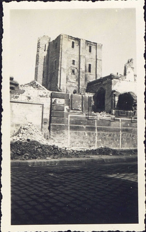 Abbeville. Hôtel de ville et Maison Haeu (?), ruines du 20 mai 1941
