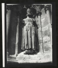 Saint-Quentin. Statue de Roi ornant une culée au sud-est du chevet de la basilique