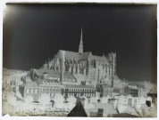 [Vue générale de la cathédrale d'Amiens. Le quartier Saint-Leu. En bas à droite, on aperçoit le marché sur l'eau des hortillons sur les quais]