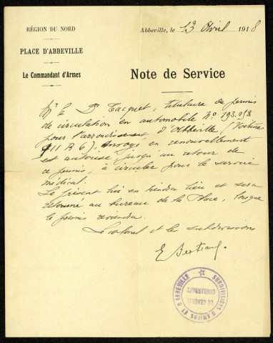 Note de service du commandant d'Armes de la Région Nord. M. le Docteur Tacquet, titulaire du permis de circulation en automobile n° 193-058 pour l'arrondissement d'Abbeville (voiture 911R6) envoyé en renouvellement, est autorisé jusqu'à retour de ce permis à circuler pour le service médical