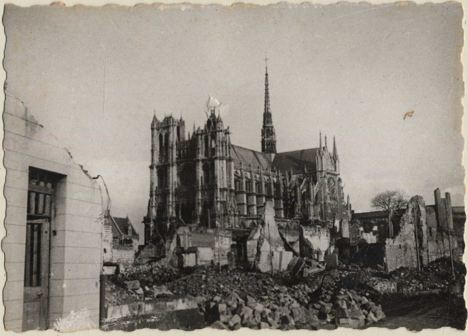 Amiens. La cathédrale se dresse parmi les ruines après les bombardements de 1940
