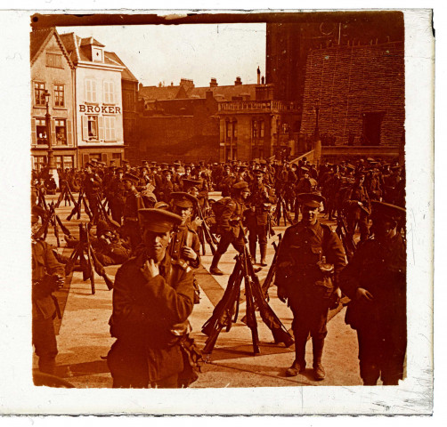 Infanterie anglaise stationnée devant la cathédrale d'Amiens protégée par des sacs de sable