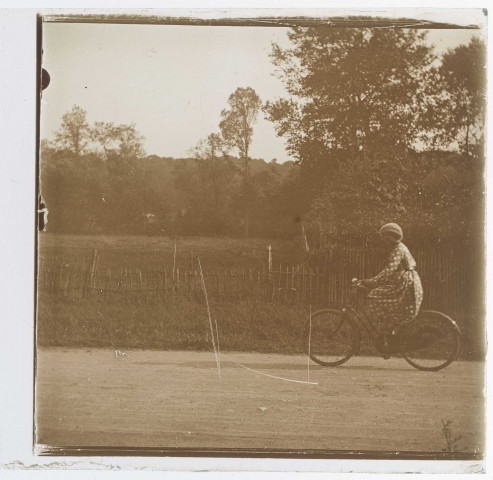 Femme en bicyclette