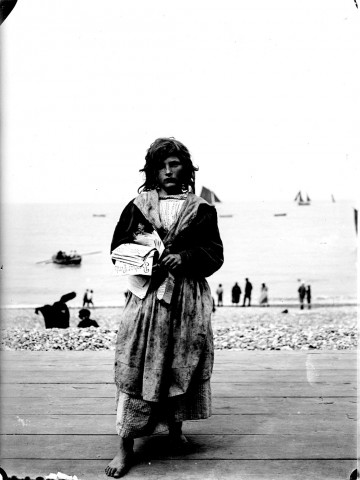 Portrait d'une fille de pêcheur distribuant des imprimés sur les planches