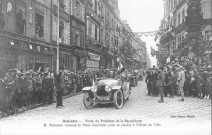 Amiens - Visite du Président de la République - M. Poincaré traverse la Place Gambetta pour se rendre à l'Hôtel de Ville