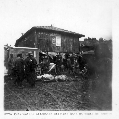 Prisonniers allemands utilisés dans un poste de secours