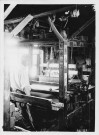 Un atelier de tissage, vue intérieure : le tisserand devant son métier à tisser le velours d'Utrecht