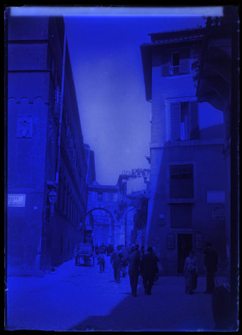 [Les photographes de la Société photographique de Picardie dans les rues de Venise : angle de la place Saint-Marc et de la rue de Pedacci]