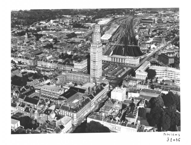 Amiens. Vue aérienne de la ville depuis la rue des Trois-Cailloux : la place de la gare, la Tour Perret, la rue Jules Barni, le garage Citroën
