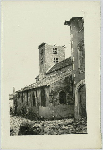 PHOTOGRAPHIE MONTRANT UNE EGLISE EN RUINES. LE TOIT DU CLOCHER A COMPLETEMENT DISPARU