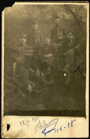 Carte photo représentant six soldats dont Eluid Sosthènes Delassus (assis à droite, jouant de la mandoline)