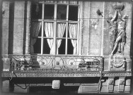 Théâtre d'Amiens, rue des Trois-Cailloux, vue extérieure : détail scupté de la façade et balcon en fer forgé