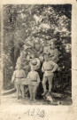 Groupe de réservistes de l'armée d'occupation française en Allemagne, posant dans la cour de leur caserne