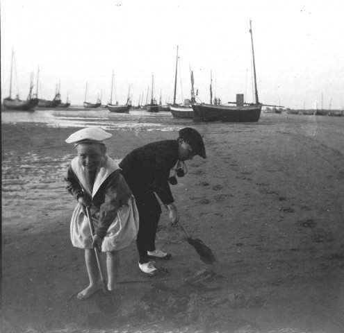 Deux enfants sur une plage