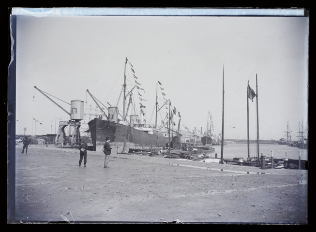 Dunkerque - bateau dans le port coté des douanes - août 1897