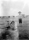 Scène du littoral. Des enfants jouant sur la plage devant les cabines