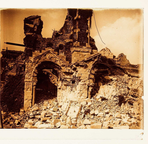 Albert (Somme). Ruines de la basilique, l'entrée