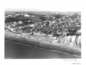 Ault. Vue aérienne de la commune d'Ault-Onival et du littoral : les falaises, la plage, l'église