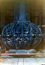 Photographie prise dans les greniers de la Cathédrale d'Amiens lors de le restauration du clocher : sphère de plomb installée au sommet de la flèche