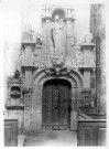 Abbaye de Saint-Martin-au-Bois (Oise), vue de détail de la porte de la sacristie : la porte et son encadrement sculpté surmontée d'une statue de Vierge à l'Enfant