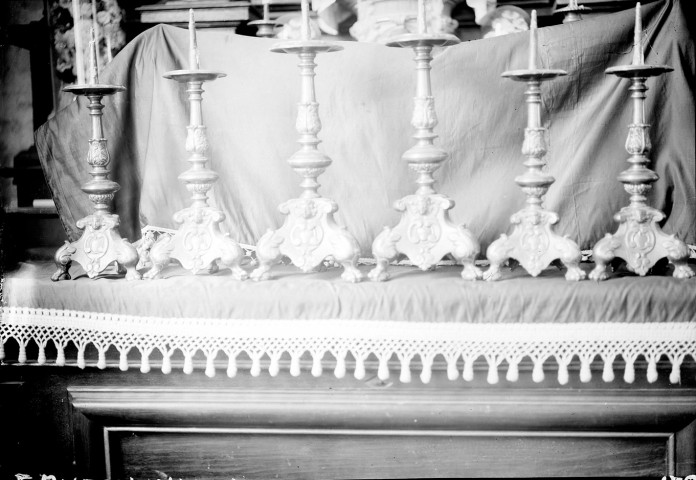 Eglise,vue intérieure : les chandeliers d'autel