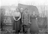 Amiens. La famille Riquier posant avec un soldat hindou durant la guerre 1914-1918
