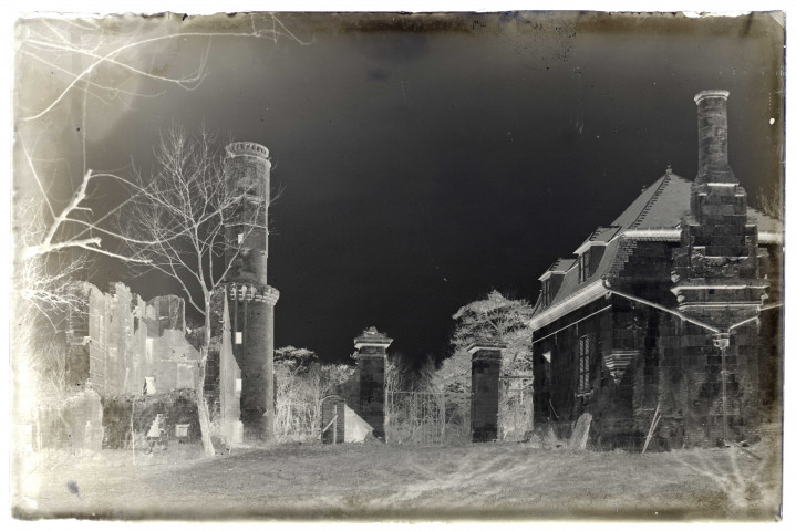 Le château de Folleville et le pavillon (ancien corps de gardes) du château de Folleville