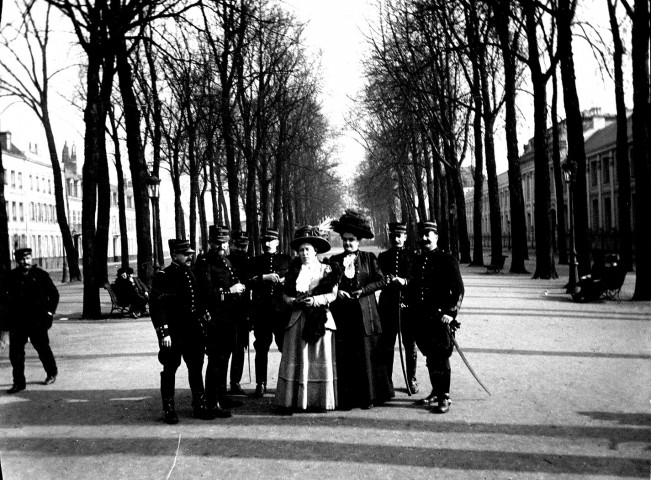 Portrait d'officiers se promenant sur le mail