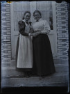 Martinsart (Somme). Deux femmes sur le pas d'une porte