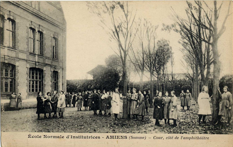 Ecole Normale d'Intitutrices - Amiens (Somme) - Cour, côté de l'amphithéâtre
