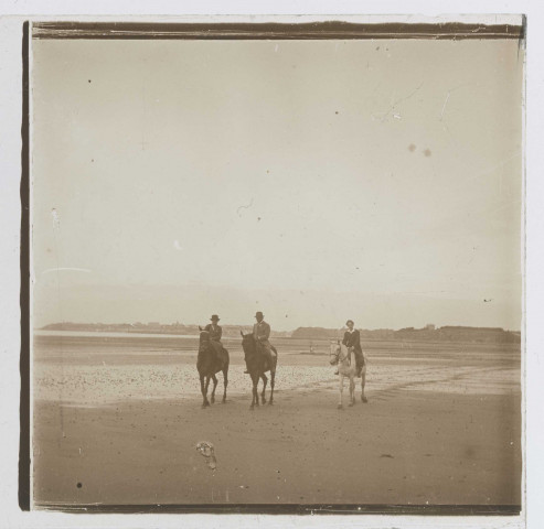 Trois cavaliers sur une plage