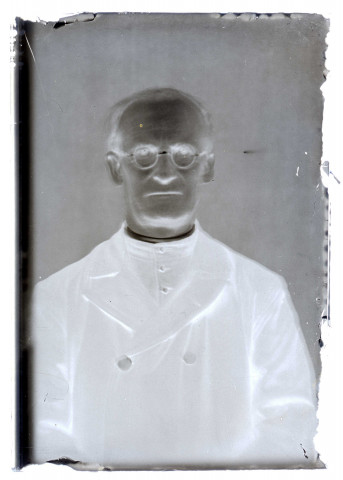 Portrait en buste d'un prêtre