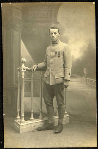 Portrait studio de Lucien Thiébaut en uniforme. Au verso est inscrit : "Souvenir d'un filleul à sa marraine de guerre. 28 septembre 1916. Thiébaut Lucien, 156 RI, 3e C., à Madame E. Tacquet" à Abbeville