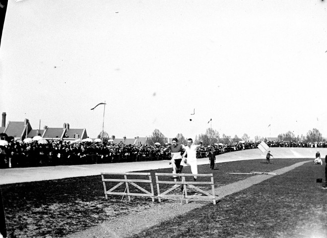 Fête sportive. Le concours de saut d'obstacle