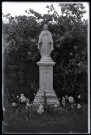 Statue de la Vierge dans un jardin