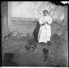 Scène familiale. Portrait d'enfant jouant avec des chats dans une cour