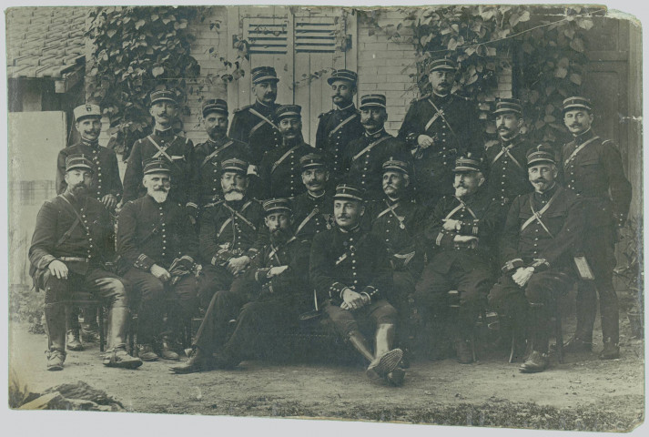 PHOTOGRAPHIE (NOIR ET BLANC) MONTRANT DIX NEUF OFFICIERS FRANCAIS DU 1ER REGIMENT D'AVANT 1914