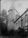 Château de Soyécourt : trois hommes près de la tour du château