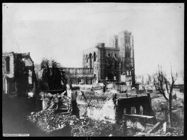 Bombardement d'Abbeville en 1940. Maisons détruites autour de Saint-Vulfran