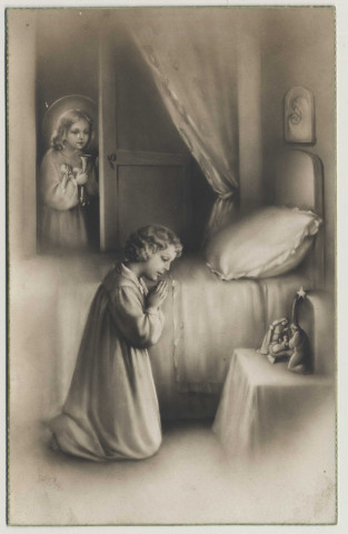 Un enfant en prière devant la crèche