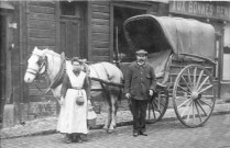 Rainneville. Portrait de Valentin Houillier et Rosa Mortier posant devant leur voiture attelée