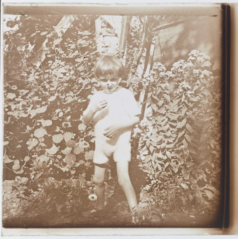 Enfant dans un jardin