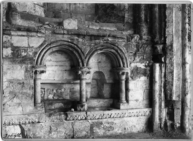 Vue de la piscine dans la vieille église, XIIIe siècle