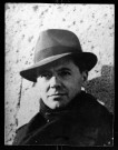 Portrait de Jean Moulin. Cette célèbre photographie a été prise à Montpellier par son ami Marcel Bernard, au cours de l'hiver 1939, près du château d'eau du Peyrou