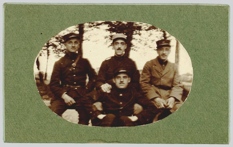 PHOTOGRAPHIE MONTRANT QUATRE SOLDATS FRANCAIS POSANT POUR LA PHOTOGRAPHIE. COUPEE DE FORME OVALE ET COLLEE SUR UN CARTON VERT (39 MMHT , 64 MMLA)