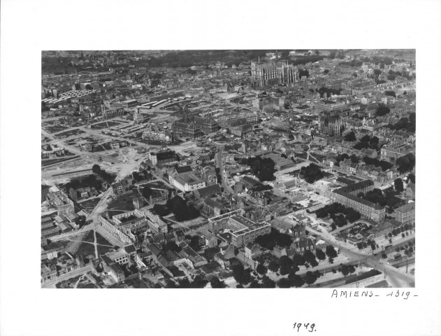 Amiens. Vue aérienne de la ville avant la Reconstruction, la cathédrale, l'hôtel de ville, le beffroi, le palais de justice
