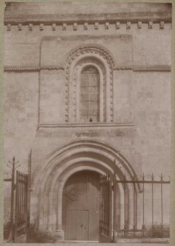 Eglise Notre-Dame d'Airaines, vue d'une porte et d'un vitrail