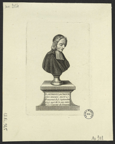 Claude de la Croix Clerc tonsuré, mort à Beauvais le 5 septembre 1735 âgé de 70 ans enterré à S. Sauveur de Beauvais. Buste sur socle, vers la droite, texte inscrit sur stèle